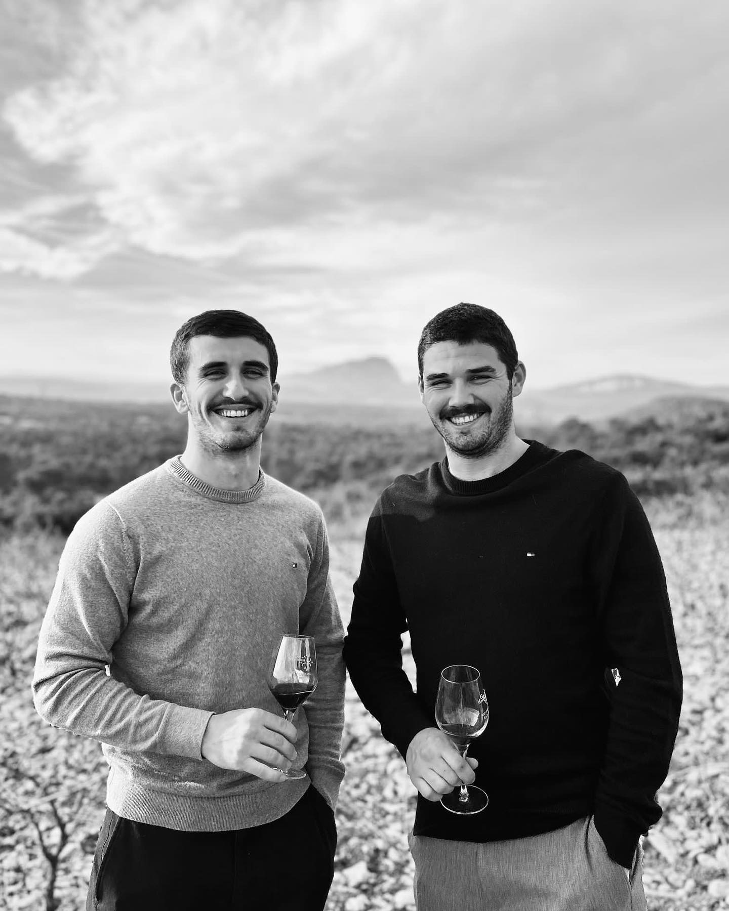 Théo et Mathis Rougée, un verre à la main, dans les parcelles du domaine